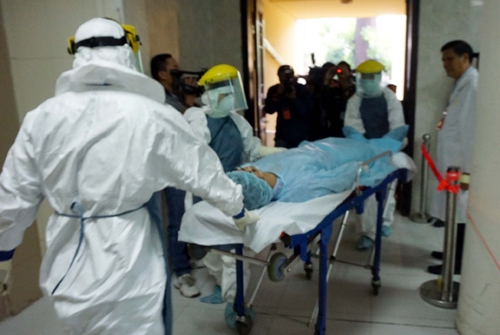 Bộ Y tế diễn tập quy trình cách ly, điều trị bệnh nhân bị Ebola