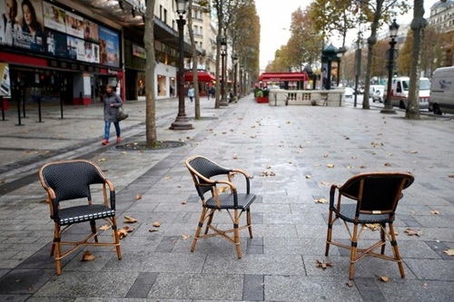 Phố mua sắm Paris vắng bóng người dù sắp vào mùa Giáng sinh
