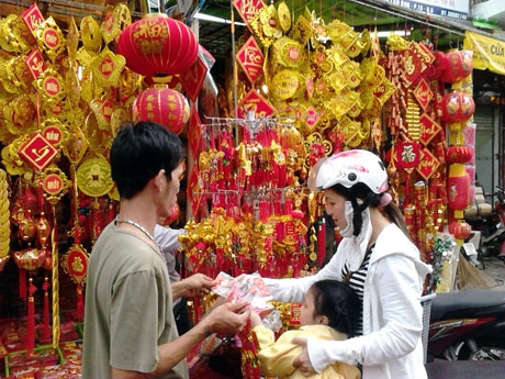 Forbes: Mỗi người dân Việt Nam chi tiêu 14,2 triệu đồng vào dịp Tết