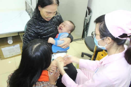 Đăng ký tiêm vắc xin Pentaxim: Cần kỹ năng 'nhanh như chảo chớp'
