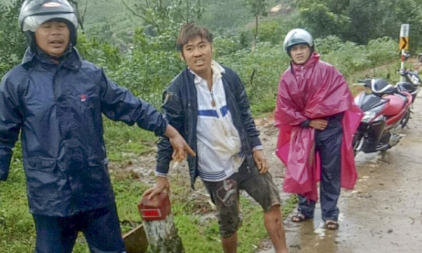 Quảng Ngãi: Vượt rào cảnh báo nguy hiểm sạt lở núi, 4 người nghi bị vùi lấp