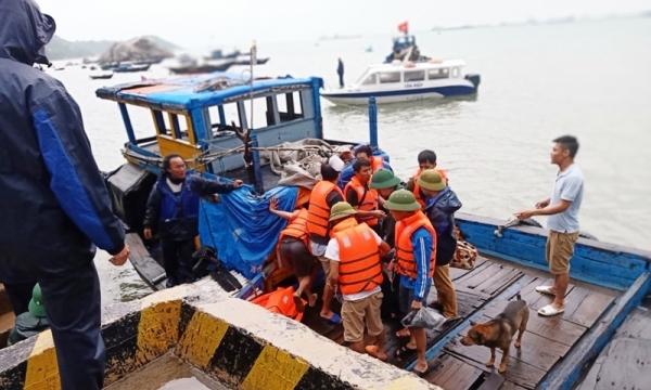 Quảng Nam: cứu sống 10 người trên tàu chở xi măng sắp chìm trên biển Cù Lao Chàm