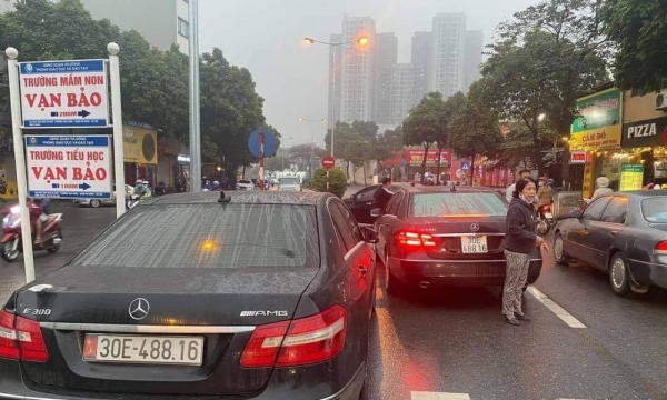 Hà Nội: Tạm giữ hai xe Mercedes Benz cùng mang biển kiểm soát 30E-488.16