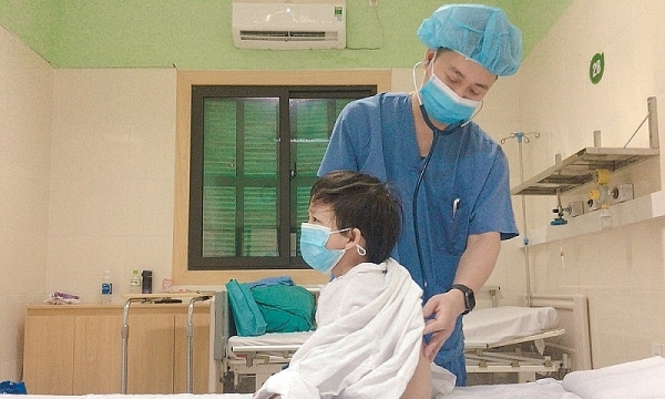 Bệnh nhi ghép tim nhỏ tuổi nhất Việt Nam được xuất viện
