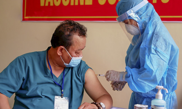 Đà Nẵng: Tiêm 100 liều vaccine Covid-19 đầu tiên cho nhân viên y tế