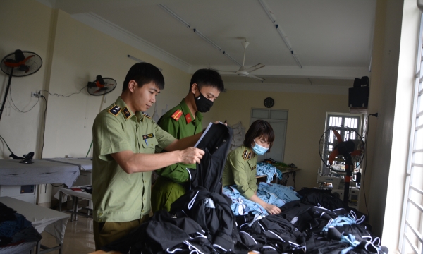 Tiếp tục phanh phui 1 cơ sở sản xuất quần áo giả mạo nhãn hiệu nổi tiếng tại Hưng Yên