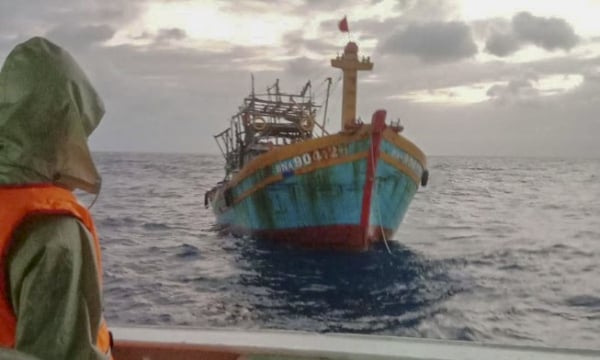 Kịp thời cứu tàu cá của ngư dân Đà Nẵng gặp nạn trên biển