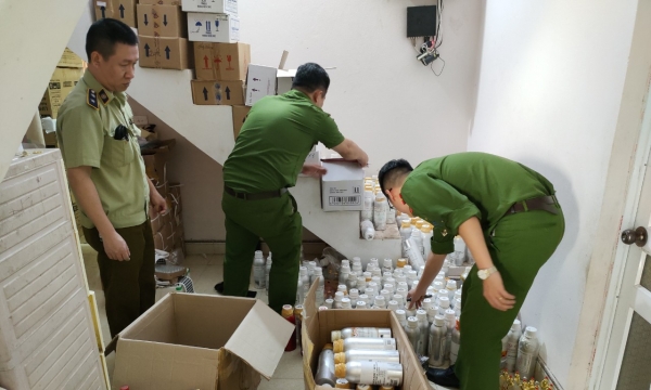 Hàng trăm hộp mỹ phẩm, chai nước hoa nhập lậu bị thu giữ tại Tuyên Quang