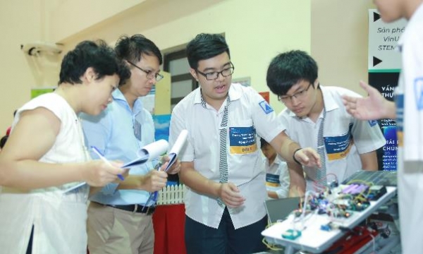 STEAM for Vietnam và VinUni tổ chức khóa học về robotics cho học sinh THPT