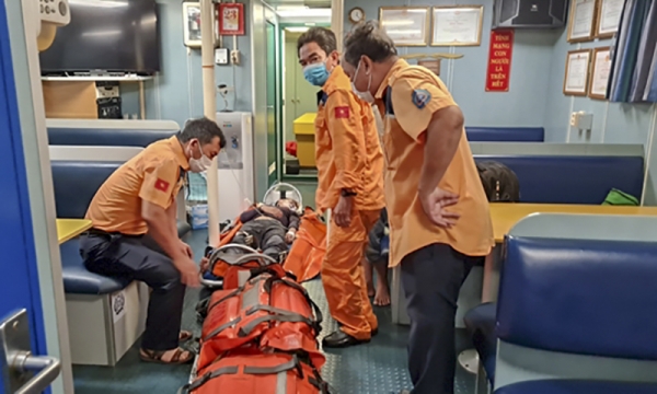 Cứu kịp thời 2 thuyền viên bị tai nạn lao động trên biển