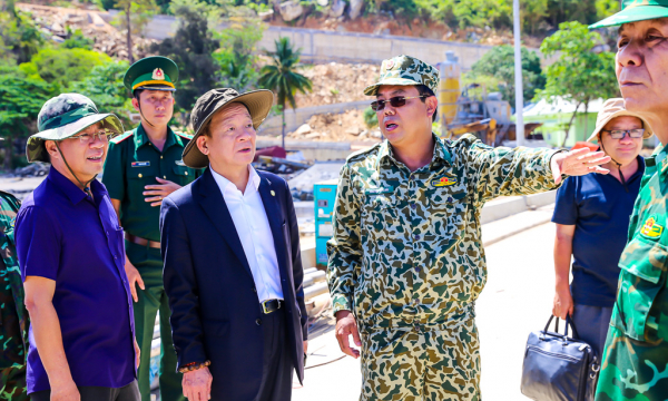 Lãnh đạo tỉnh Cà Mau và T&T Group thăm và tặng quà cán bộ chiến sỹ làm nhiệm vụ trên đảo Hòn Khoai