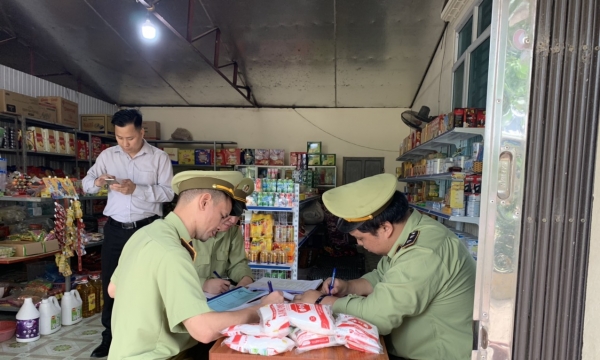 QLTT Phú Thọ phát hiện cửa hàng tạp hóa bán bột ngọt giả mạo nhãn hiệu Ajinomoto