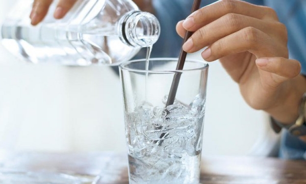 Uống nhiều hơn một lít nước mỗi giờ có hại gì?