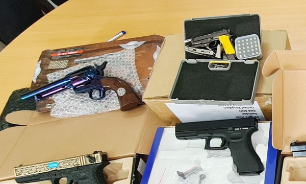 Phát hiện lô hàng hình súng chuyển từ Hồng Kông về Hà Nội
