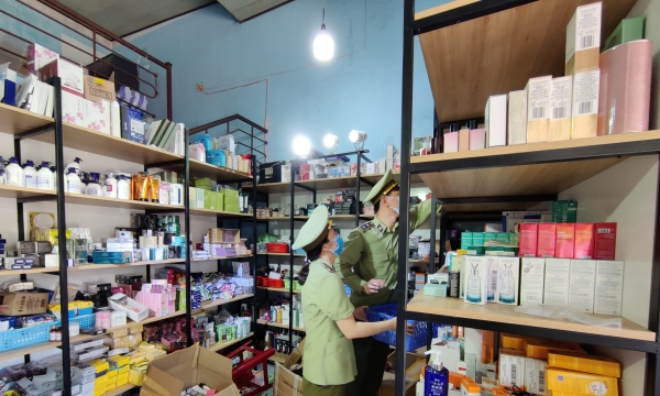 Tạm giữ hơn 1.700 sản phẩm mỹ phẩm, thực phẩm chức năng trong cửa hàng tạp hóa tại Đà Nẵng