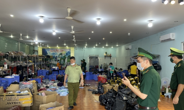 Tiếp tục phát hiện kho chứa nhiều sản phẩm quần áo, thực phẩm, mỹ phẩm nhập lậu tại Quảng Ninh