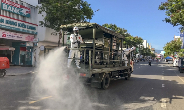 Quân đội phun thuốc khử khuẩn Covid - 19 trên các tuyến đường Đà Nẵng