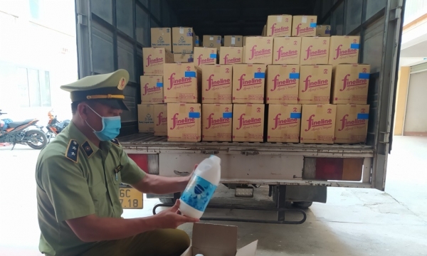 Trên 1.000 can nước giặt hiệu D-nee, FineLine bị QLTT Thái Nguyên thu giữ trên đường vận chuyển