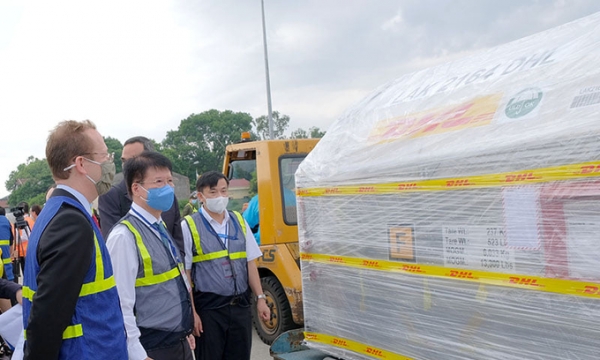 Lô vaccine Pfizer hơn 97.000 liều về sân bay Nội Bài