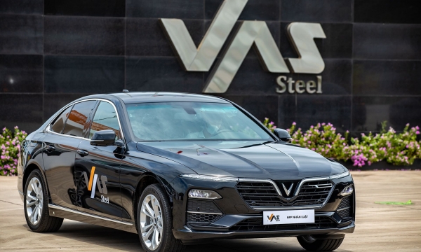 VinFast bàn giao 18 xe Lux cho Công ty Gang thép VAS Nghi Sơn