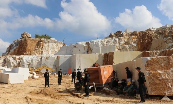 Nghệ An: Bắt quả tang vụ khai thác khoáng sản trái phép quy mô lớn