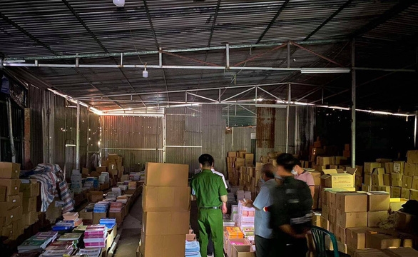 3 cán bộ quản lý thị trường Hà Nội trong vụ 'tiêu thụ hơn 3 triệu cuốn sách lậu' bị khởi tố