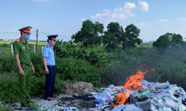 Cục QLTT Bắc Ninh tiêu hủy gần 25.000 sản phẩm là tang vật vi phạm hành chính bị tịch thu