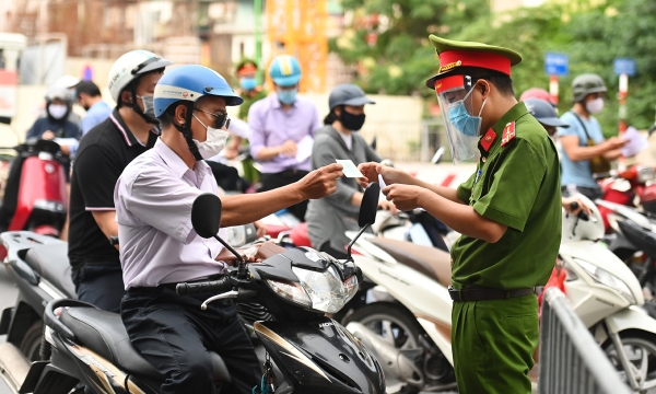 Ra đường ở Hà Nội, người dân cần những giấy tờ gì?