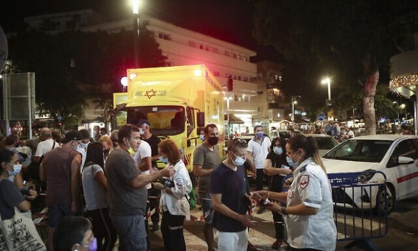 Tiêm vaccine phòng virus SARS-CoV-2 suốt đêm tại Tel Aviv