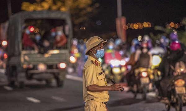 Một tài xế xe không bằng lái, giả giấy tờ luồng xanh chở hàng nhằm thông chốt Đà Nẵng