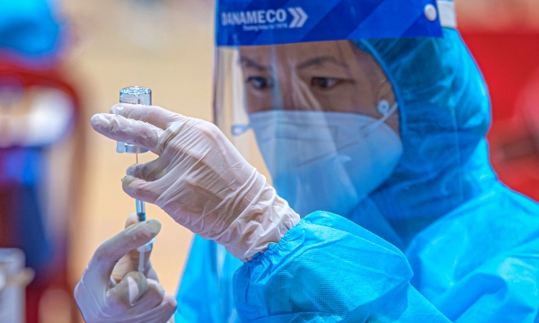 Đà Nẵng tạm dừng tiêm vaccine do ảnh hưởng bão Conson