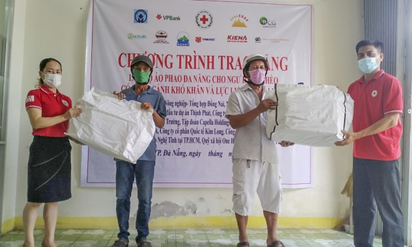 Trao tặng 1.000 áo phao cứu sinh đa năng cho ngư dân Đà Nẵng