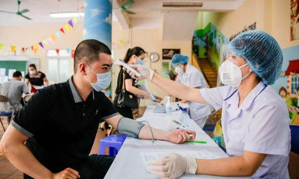 Thêm 100.000 liều vaccine AstraZeneca cho Hà Nội