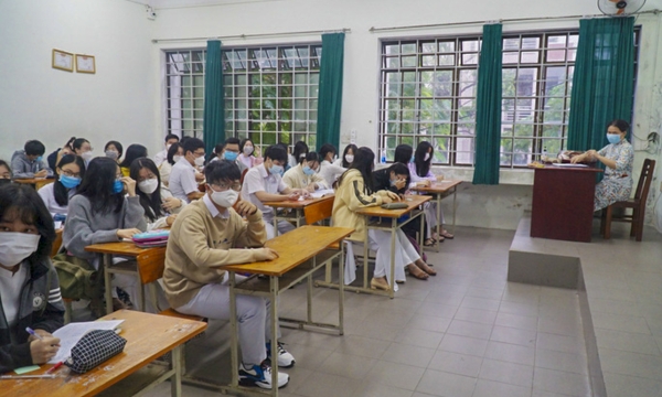 Đà Nẵng: Học sinh khối 12 đến trường trở lại