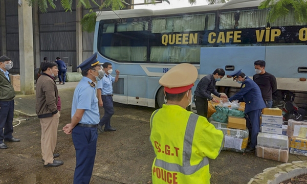 Thừa Thiên - Huế: Bắt giữ xe khách chở lượng lớn hàng không rõ nguồn gốc