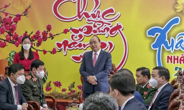 Chủ tịch nước Nguyễn Xuân Phúc chúc Tết lực lượng vũ trang tại Đà Nẵng ngày đầu năm mới