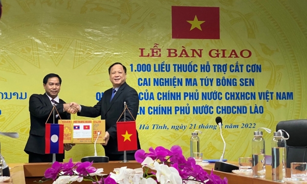 Tặng 1.000 liều thuốc Bông Sen- Thuốc hỗ trợ cắt cơn nghiện ma túy cho Chính phủ nước CHDCND Lào