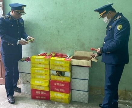Quảng Ninh: Bắt giữ, buộc tiêu huỷ 100kg xúc xích nhập lậu