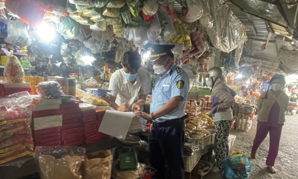 Phát hiện, xử lý 03 vụ vi phạm trong kinh doanh thực phẩm tại Chợ Gạo, Tiền Giang
