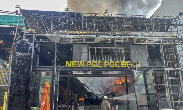 Cháy lớn thiêu rụi một nhà hàng ở thành phố Huế