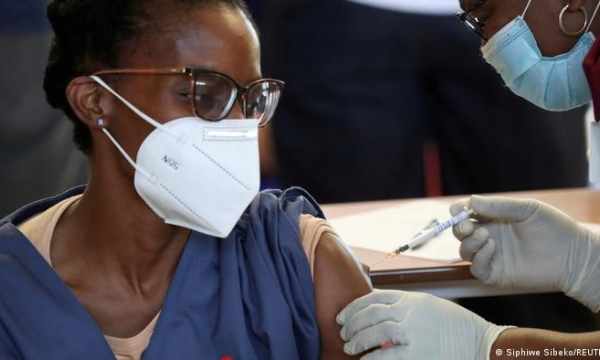 Nam Phi: Hủy 100.000 liều vaccine Pfizer vì tiêm chậm