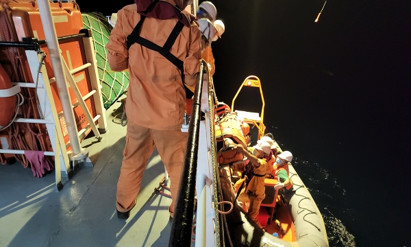 Cứu ngư dân bị thương nặng khi đang hành nghề đánh bắt trên biển