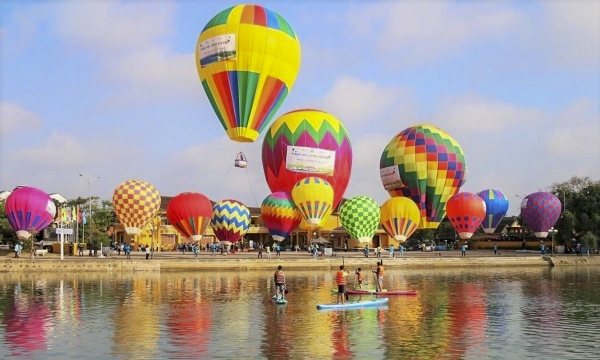 Hàng chục khinh khí cầu mang đầy sắc màu tung bay trên bầu trời Hội An