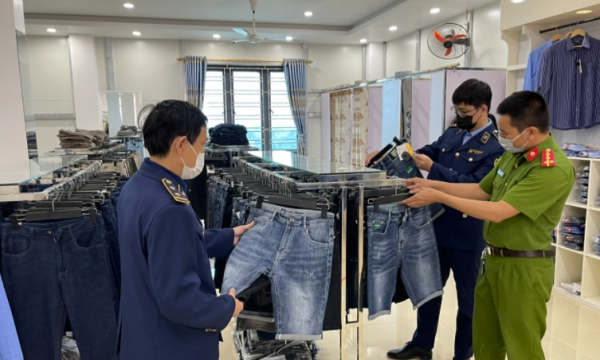 Nam Định: Tạm giữ hàng trăm sản phẩm thời trang có dấu hiệu nhập lậu