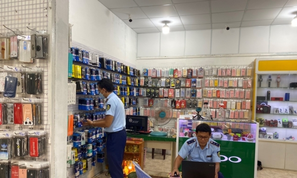 Bình Thuận: Tạm giữ 1.500 sản phẩm phụ kiện điện thoại không có hóa đơn, chứng từ