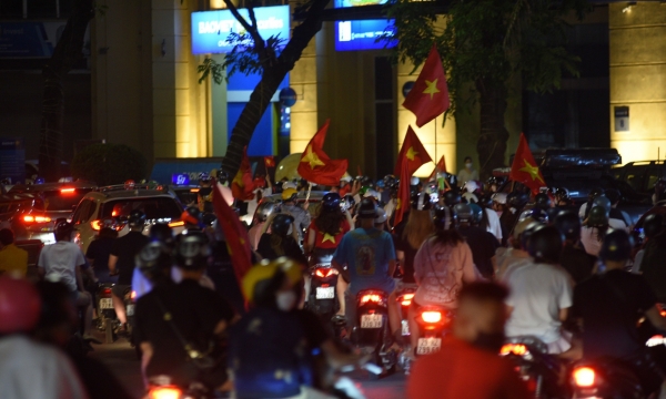 CĐV đổ ra đường ăn mừng sau khi U23 Việt Nam vào chung kết SEA Games 31