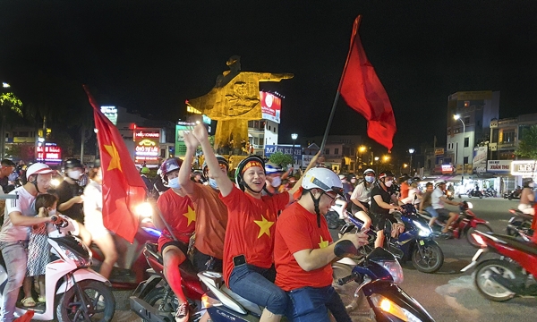 Người dân Đà Nẵng mở hội ăn mừng U23 Việt Nam vô địch