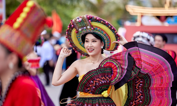 Khán giả Sầm Sơn chiều cuối tuần “say” trong những vũ điệu Carnival đường phố