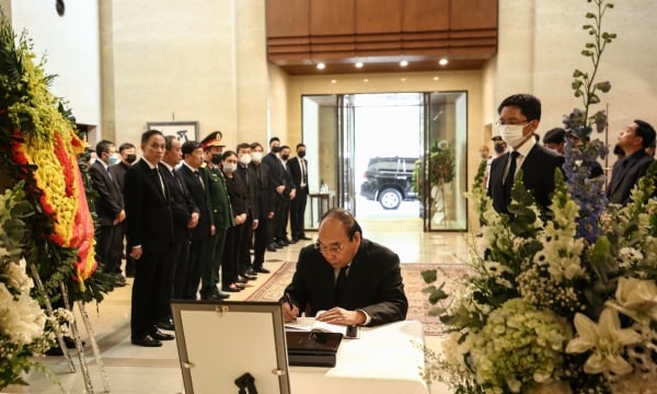 Chủ tịch nước và Thủ tướng Chính phủ ghi sổ tang tưởng niệm cố Thủ tướng Nhật Bản Abe Shinzo