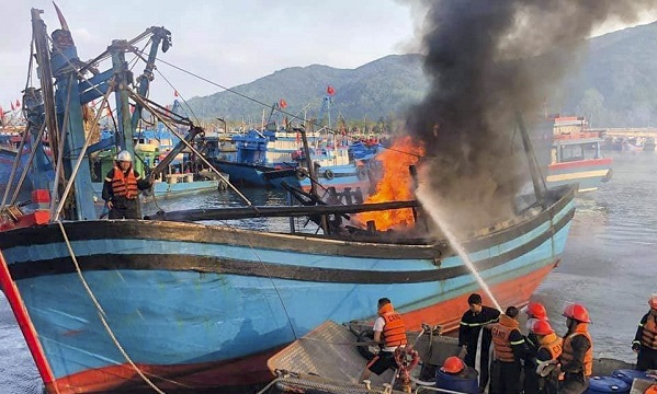 Cháy tàu cá đang neo đậu tại âu thuyền Thọ Quang